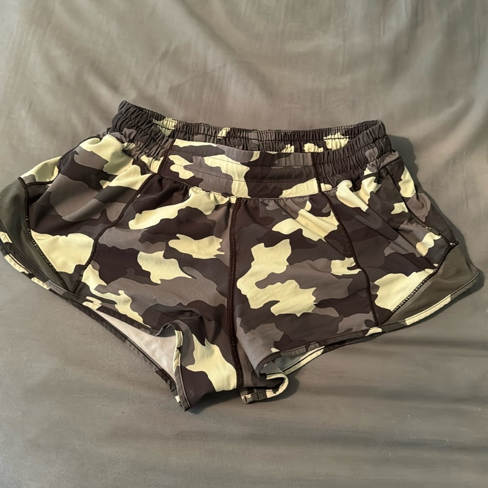 Size 6 lululemon shorts. 2.5 inch and low rise. Worn a couple of times - Picture 1 of 4